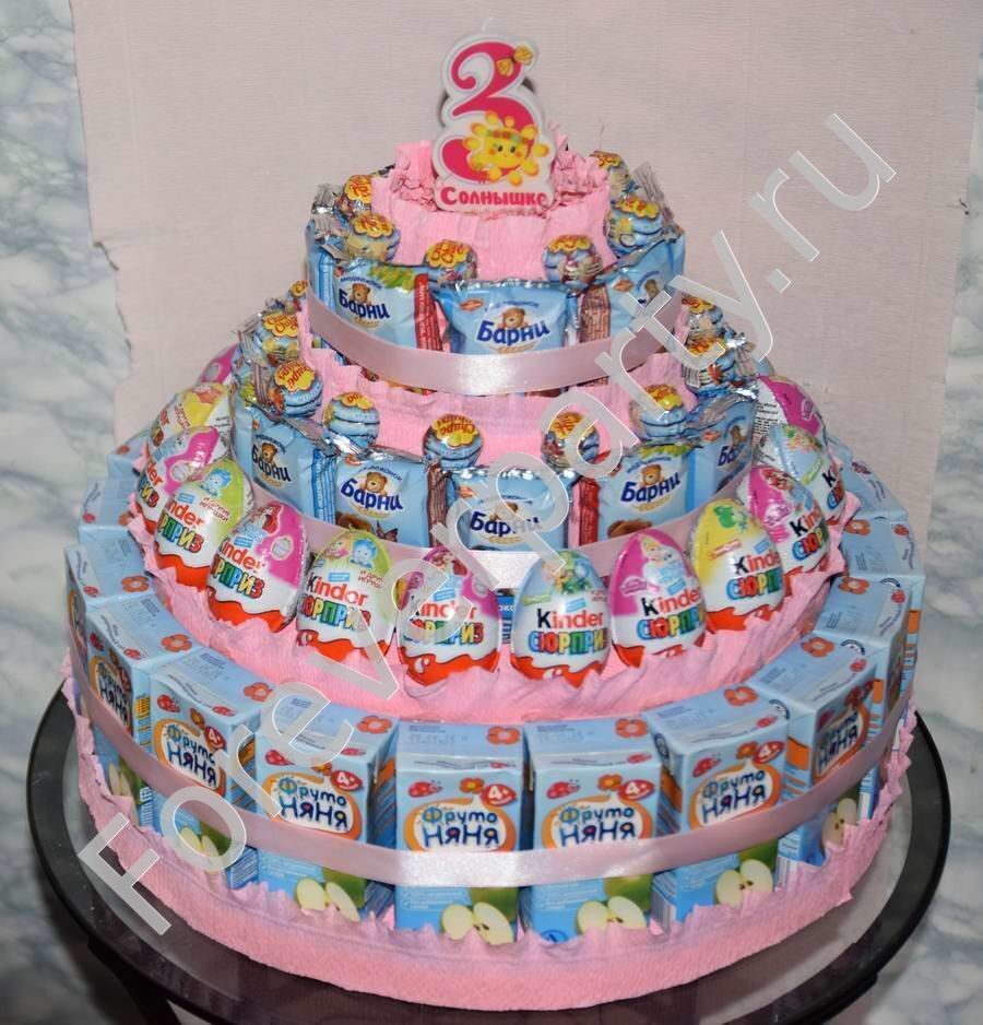 Купить красивый торт из киндеров недорого с бесплатной доставкой по Москве и МО от Лакрес.